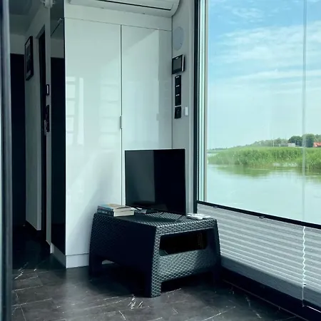 Na Wodzie Houseboat Aparthotel